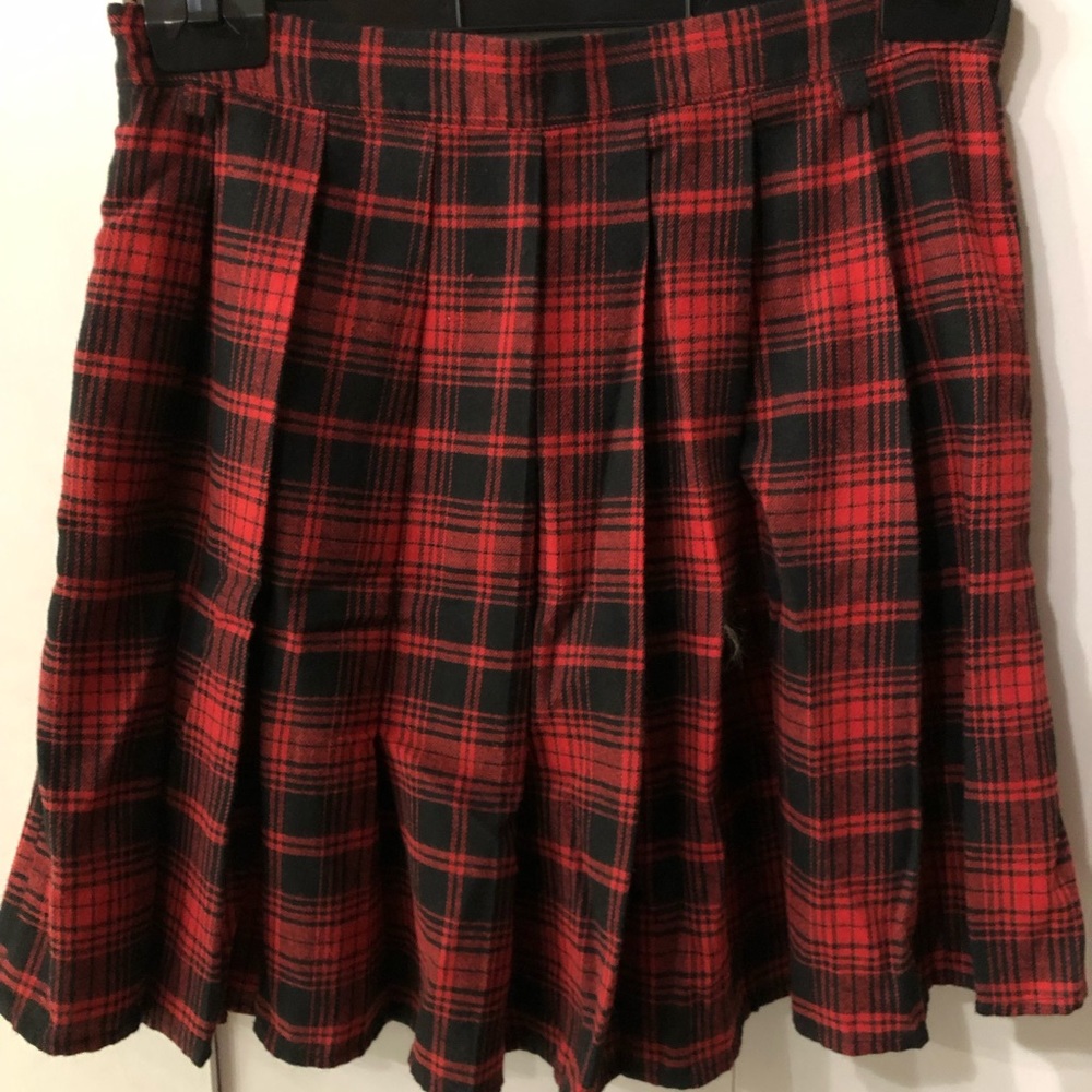 Schoolgirl style plaid pleated skirt!